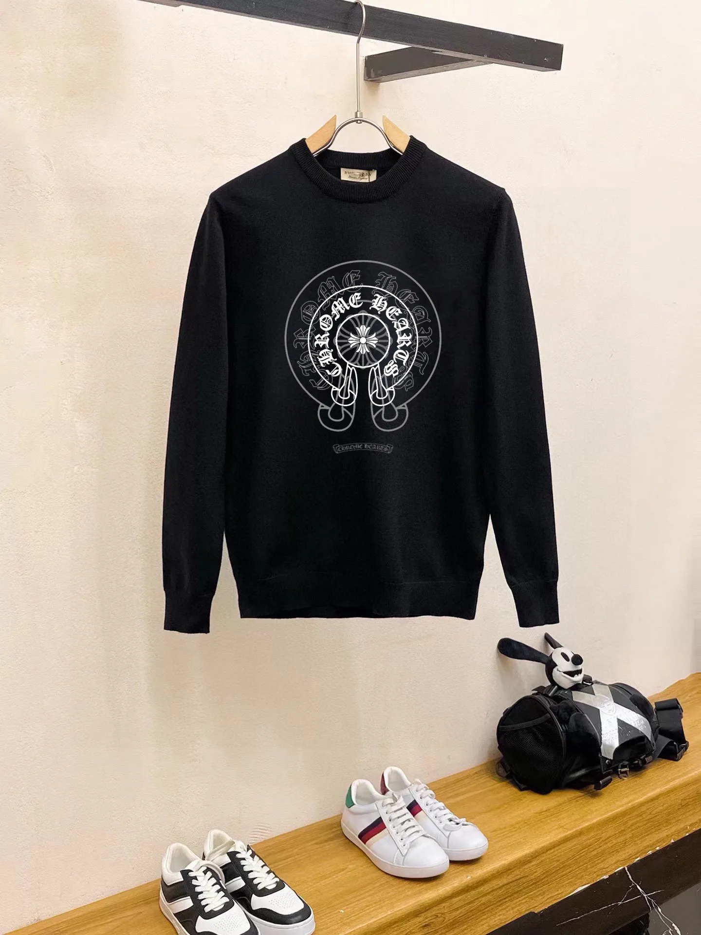 🅿️240 【ChampionHearts】Autumn and winter classic round neck pullover sweater, in full condition! ! ! Wool blended fabric, the latest model in 2025, golden ratio! ! Slim-fitting soft gold, versatile and practical item, the combination and practicality are extremely powerful, simple and elegant, and classy! To create your own style, it is highly recommended to buy it in two colors. The standard slim fit tailoring process is suitable for both young and old men. It is knitted from wool and will not cause any discomfort! While keeping warm, it is stylish, textured and wearable, and the classic logo with contrasting colors on the chest feels in place! ! Recommended for regular customers! ! Size M-3XL (maximum wear: 190 pounds)